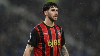 Бранител на Борнемут е между Барселона и Ливърпул