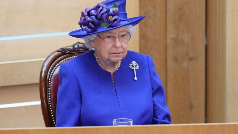 При настоящата криза Елизабет II не бива да остава аполитична