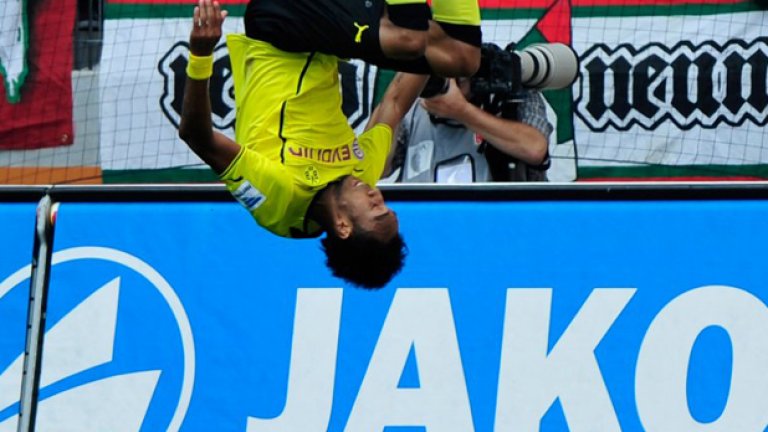 Габонската сензация Пиер Емерик Аубамеянг празнува втория си гол срещу Хамбургер. Нападателят на Борусия (Дортмунд) е новият герой на медии и запалянковци в Германия - усмихнат до уши, с екзотични прически, атрактивен и резултатен.