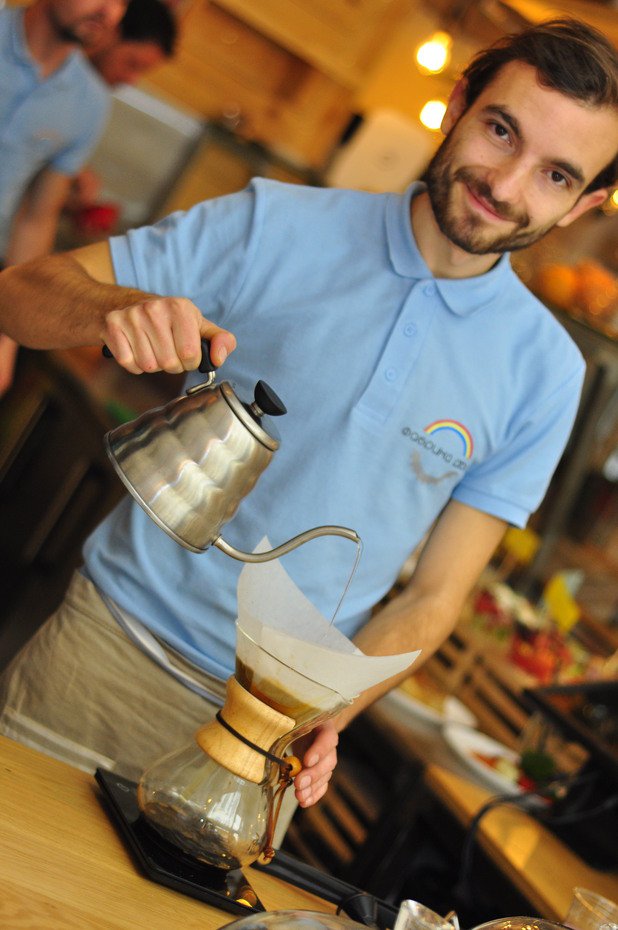 Височината и силата на сипване също е от значение за филтърното кафе