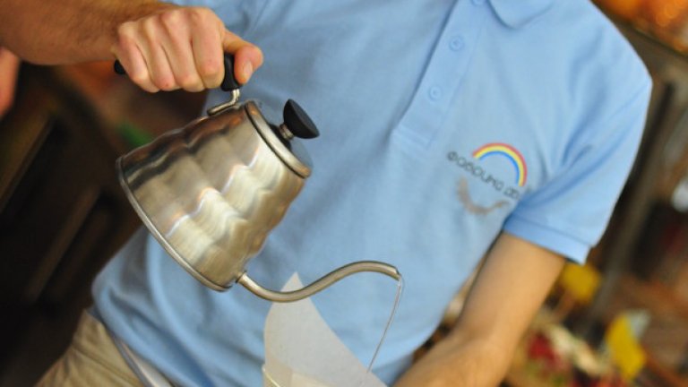Височината и силата на сипване също е от значение за филтърното кафе