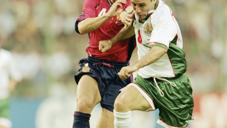 Испания - Мондиал 1998

Тук си припомняме и последното засега участие на България на световни финали. В групата с Испания, Парагвай и Нигерия испанците очевидно изпъкваха. Те се считаха сред фаворитите да спечелят първенството, защото бяха преминали непобедени през квалификациите и имаха опитни бойци като Фернандо Йеро и Мигел Анхел Надал, както и млади звезди като Раул и Фернандо Мориентес.

Нещата обаче се развиха еднакво зле за Испания и България. "Ла Фурия" загуби с 2:3 един страхотен мач срещу Нигерия и впоследствие направи разочароващо 0:0 с коравите парагвайци. Нашият отбор също завърши при нулево равенство с Парагвай и отстъпи на Нигерия (0:1), така че директният сблъсък се оказа последна надежда и за нас, и за испанците. Докато Испания ни вкарваше гол след гол за разгромното 6:1, Нигерия не се напъна и загуби от Парагвай с 1:3, което класира нигерийци и парагвайци. В последните минути Испания продължи да ни вкарва голове, но вече знаеше, че приключва със Световното първенство.