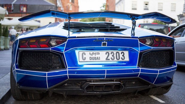 Поглед отзад към синьото Lamborghini