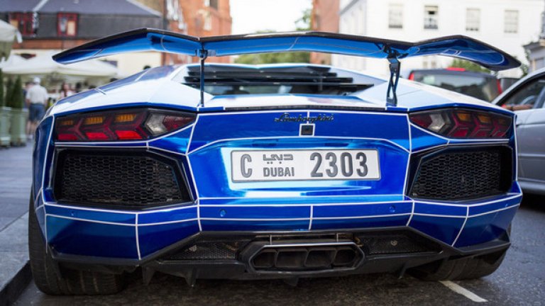 Поглед отзад към синьото Lamborghini