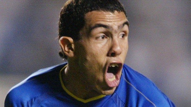 През 2003 г. Карлос Тевес носеше екипа на Бока Хуниорс и нащърбени предни зъби. 