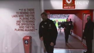 Ходи му се до тоалетна? Пие му се бира? Не. Обяснението е далеч по-логично.