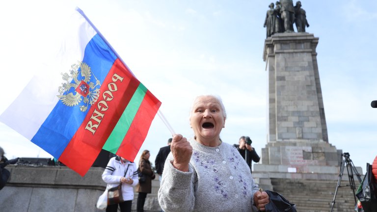 Протестиращите, които са предимно с русофилски уклони, настояват паметникът да си остане на мястото