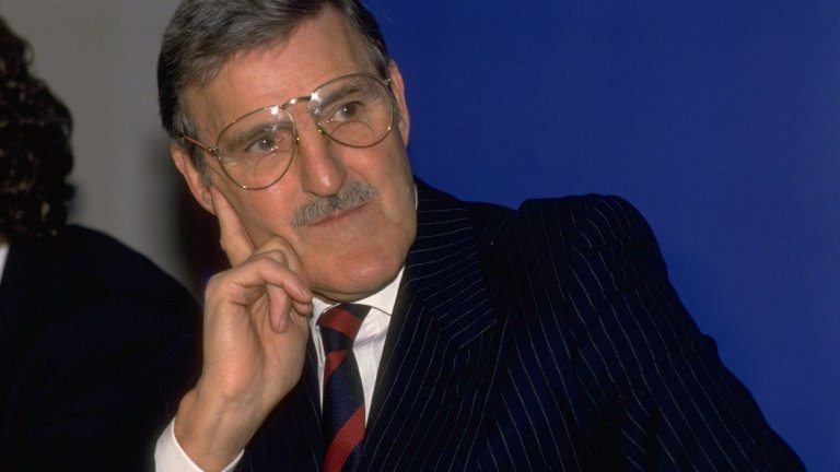 Хил през 1992 г. След като напуска Ковънтри, той прави дълга кариера в телевизията
