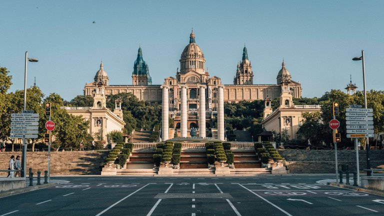 Барселона, ИспанияПрез януари 2020 г. Барселона обявява, че ситуацията с климата в града и замърсяването там е тежка и изисква спешни мерки. Първата крачка е налагането на сериозни данъци на по-старите коли с двигатели с вътрешно горене, на които е напълно забранено да навлизат в определени зони на испанския град. При нарушение следват солени глоби, особено ако извършителят е местен жител. 
Втората част от мерките започва да обхваща центъра и жилищни зони, които определят като суперквартали. Последните представляват огромни карета от блокове и междублокови пространства. Улиците в тези квартали вече се превръщат в паркове и площадки за игра, а планът, както посочва „Би Би Си“, е до 2023 г. над 25 км улици да са изцяло пешеходни. Междувременно рестрикциите към колите с двигатели с вътрешно горене ще стават все по-тежки.