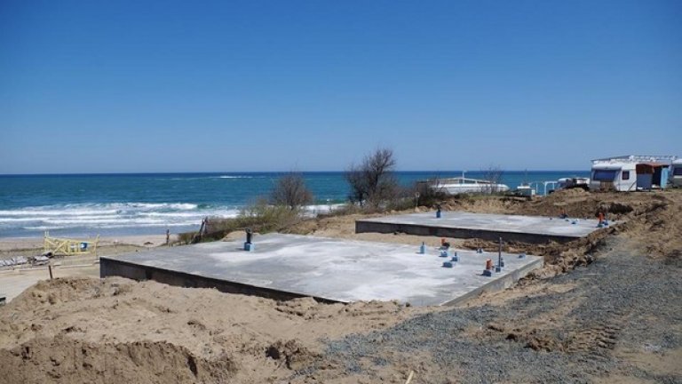 Стамо Стамов, представител на инвеститорите твърди, че строителството не се извършва върху дюни и бетон на самия плаж няма