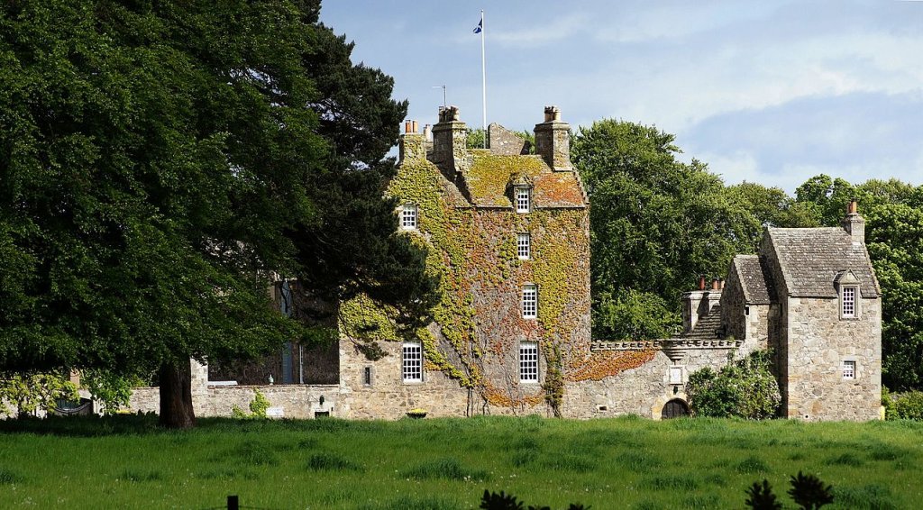Earlshall_Castle,_Leuchars,_Fife_-_panoramio