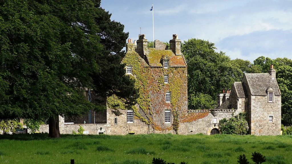 Earlshall_Castle,_Leuchars,_Fife_-_panoramio