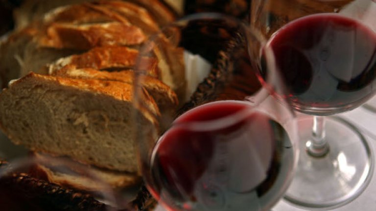 Продажбата на наливно вино е разрешена само и единствено в случаите, когато това вино има ясен произход и този, който го продава, притежава съответното анализно свидетелство от лаборатория, че продуктът е годен за консумация...