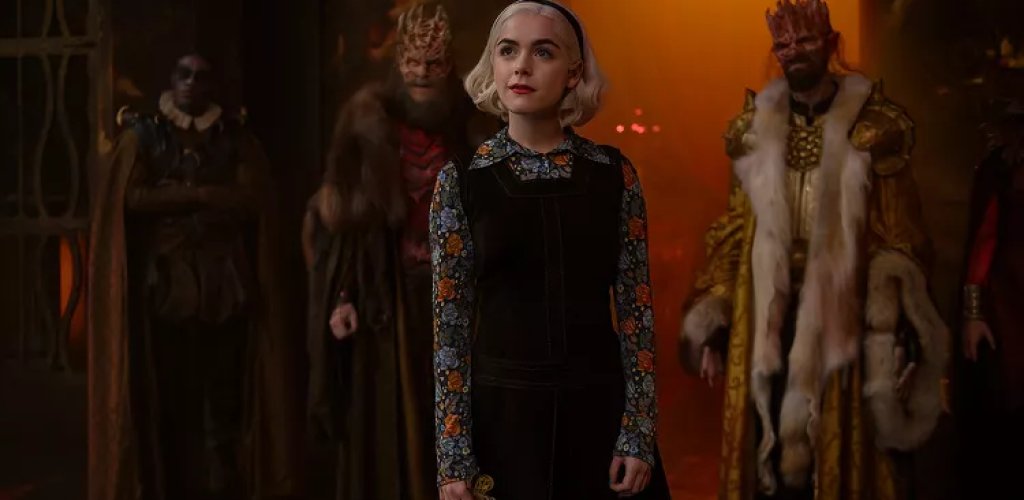 Chilling Adventures of Sabrina
Къде да гледате: в Netflix
Сериалът е мрачен римейк на класическата „Сабрина младата вещица“. Тук Сабрина Спелман е тийнейджърка, която трябва да балансира между света на смъртните и тъмния свят на вещиците. Историята преплита хорър, мистицизъм и тийнейджърски драми.