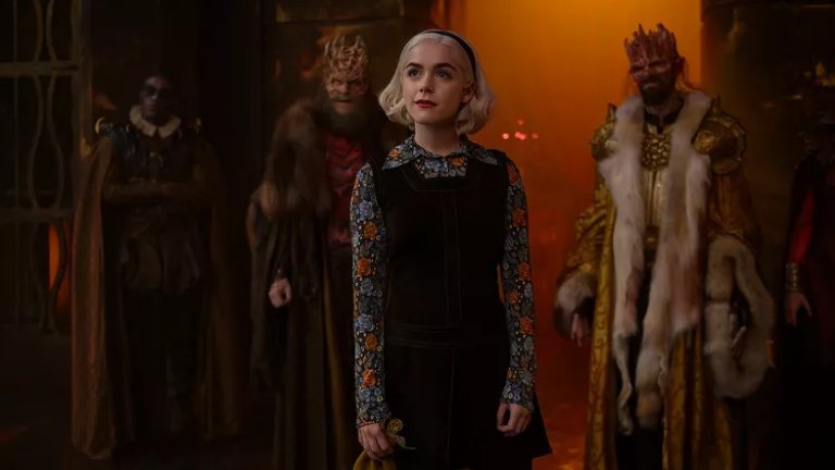 Chilling Adventures of Sabrina 
Къде да гледате: в Netflix
Сериалът е мрачен римейк на класическата „Сабрина младата вещица“. Тук Сабрина Спелман е тийнейджърка, която трябва да балансира между света на смъртните и тъмния свят на вещиците. Историята преплита хорър, мистицизъм и тийнейджърски драми.