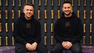 Азар го нарита, а сега има 40 млн. паунда и Роналдиньо рекламира водката му