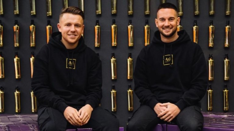 Азар го нарита, а сега има 40 млн. паунда и Роналдиньо рекламира водката му