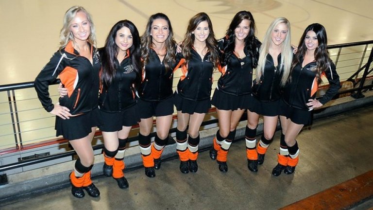 Списание "Sports Illustrated" ги събра за снимка и след мач край леда.