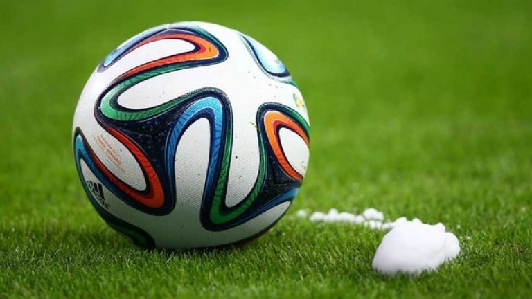 4.	Спреят, който ползват реферите за да очертаят мястото за изпълнение на фал, не е задължително да посочва само това
Да се разпръсне около новите разноцветни обувки на футболистите, обаче, е задължително.