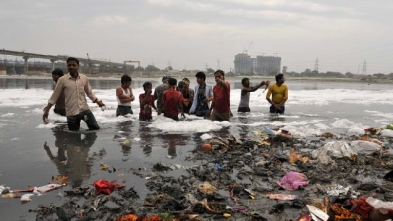 Река Ямуна
Въпреки сериозните опити на индийското правителство да изчисти река Ямуна, тя продължава да бъде задръстена от боклук 