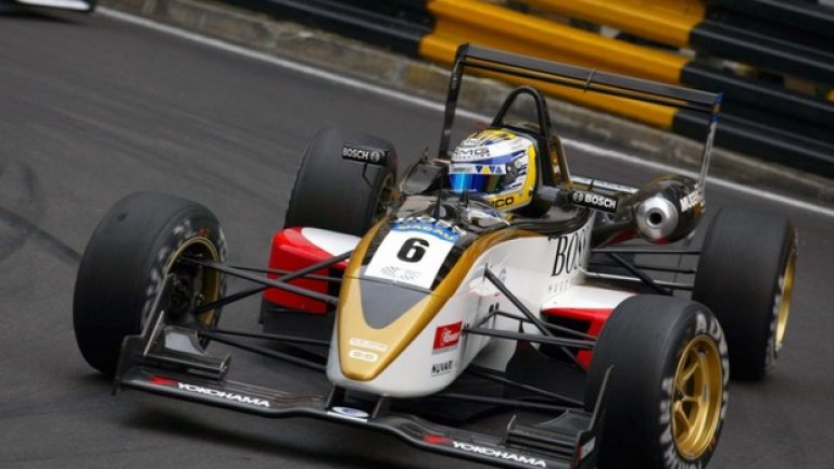 2003 г. Вече се състезава във Формула 3. Завършва сезона 8-ми и постига една победа.