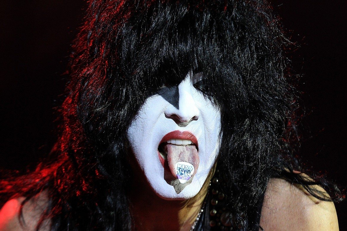 Пол Стенли (Kiss)

Вокалистът на Kiss десетилетия наред е подлагал гласа си на сериозно натоварване. Така през 2011-а най-накрая е принуден да си направи операция, след която вече е малко по-внимателен как се товари.
