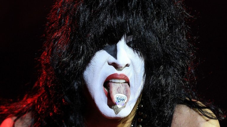 Пол Стенли (Kiss)

Вокалистът на Kiss десетилетия наред е подлагал гласа си на сериозно натоварване. Така през 2011-а най-накрая е принуден да си направи операция, след която вече е малко по-внимателен как се товари.