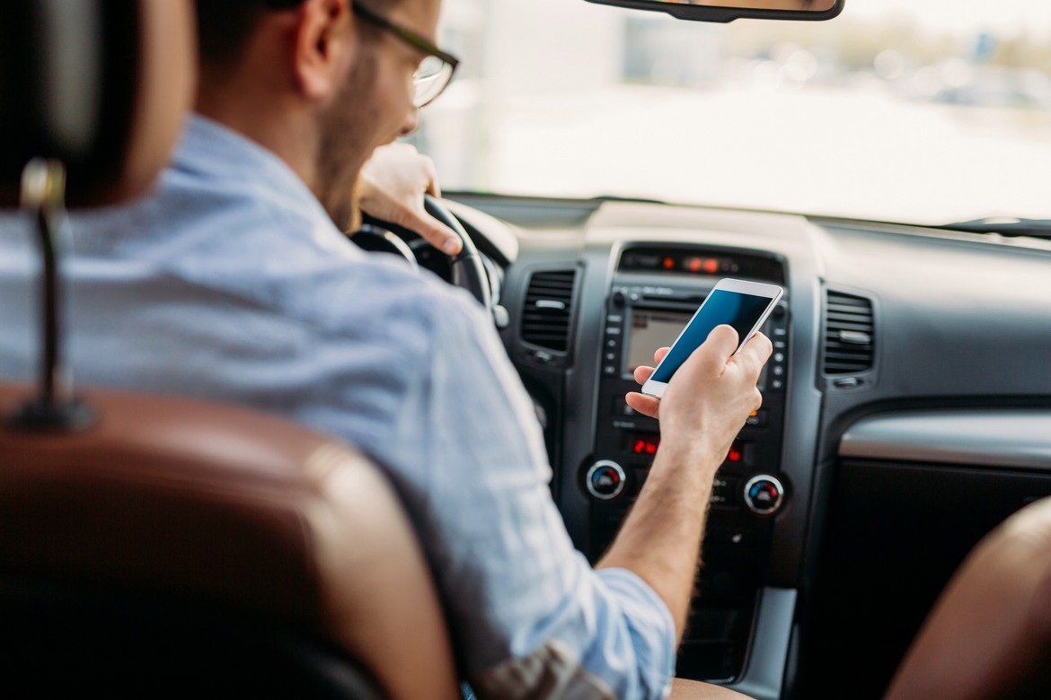 Особено зад волана, разделянето на вниманието между шофирането и смартфона може да има фатални последствия.