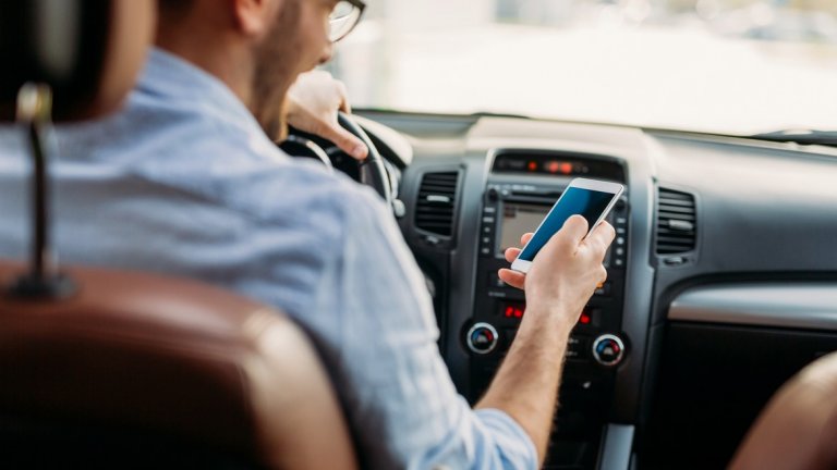 Особено зад волана, разделянето на вниманието между шофирането и смартфона може да има фатални последствия.