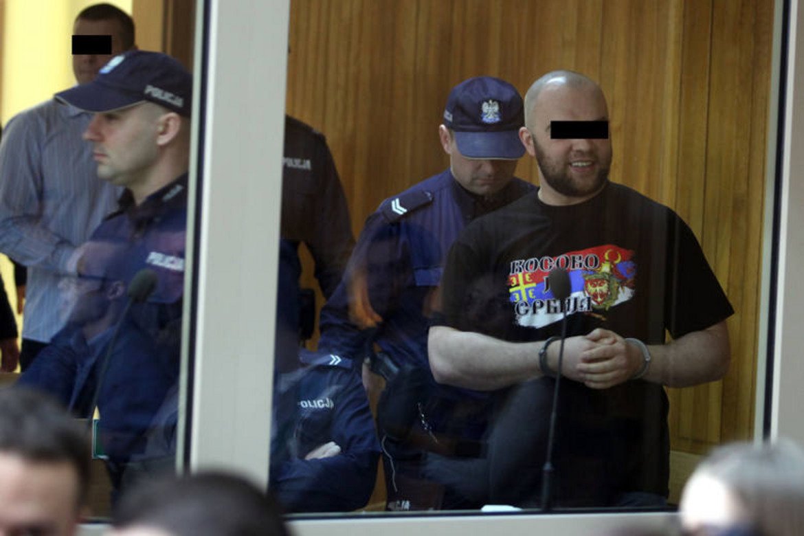 Фен на Висла в съда с фланелка с надпис "Косово е Сърбия".