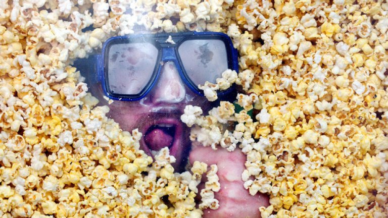 2. Пуканки
Да, пуканки. Една обикновена купа пуканки има едва 30 калории. Това означава, че спокойно може да си позволите 3-4 купи за около 100 калории. Освен това, пуканките съдържат фибри, което автоматично ги превръща в храна, която потиска апетита. Пуканките са перфектната храна за филми. Само избягвайте прекалено маслените и прекалено солените (например – тези, които се продават по кино салоните).