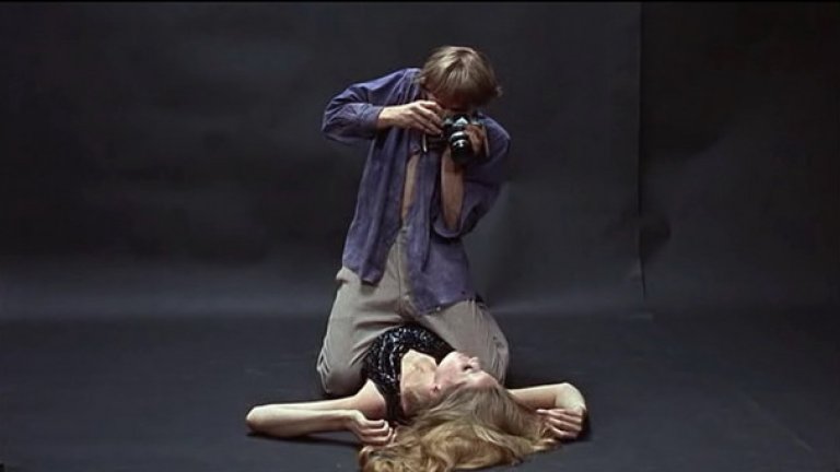 "Нощта", "Затъмнение" (реж. Микеланджело Антониони, La notte, 1961, Blow-Up, 1966)
"Антониони е създал два шедьовъра и не ви трябва да се занимавате с останалите му филми. Единият е "Затъмнение“, който съм гледал много пъти, а другият е "Нощта", също прекрасен филм, въпреки че е такъв, основно заради участието на младата Жан Моро. В колекцията си имам копие на “Викът" (Il Grido) и това е чудовищно скучен филм. Антониони е концентриран върху отделни картини, без да осъзнава, че филмът е ритъм, движение на картините. Със сигурност има брилянтни моменти в неговите филми, но аз не почувствах нищо в L'Avventura, например. Само безразличие. Никога не съм разбирал защо Антониони е толкова силно аплодиран. И дори мисля, че и музата му Моника Вити беше ужасна актриса.