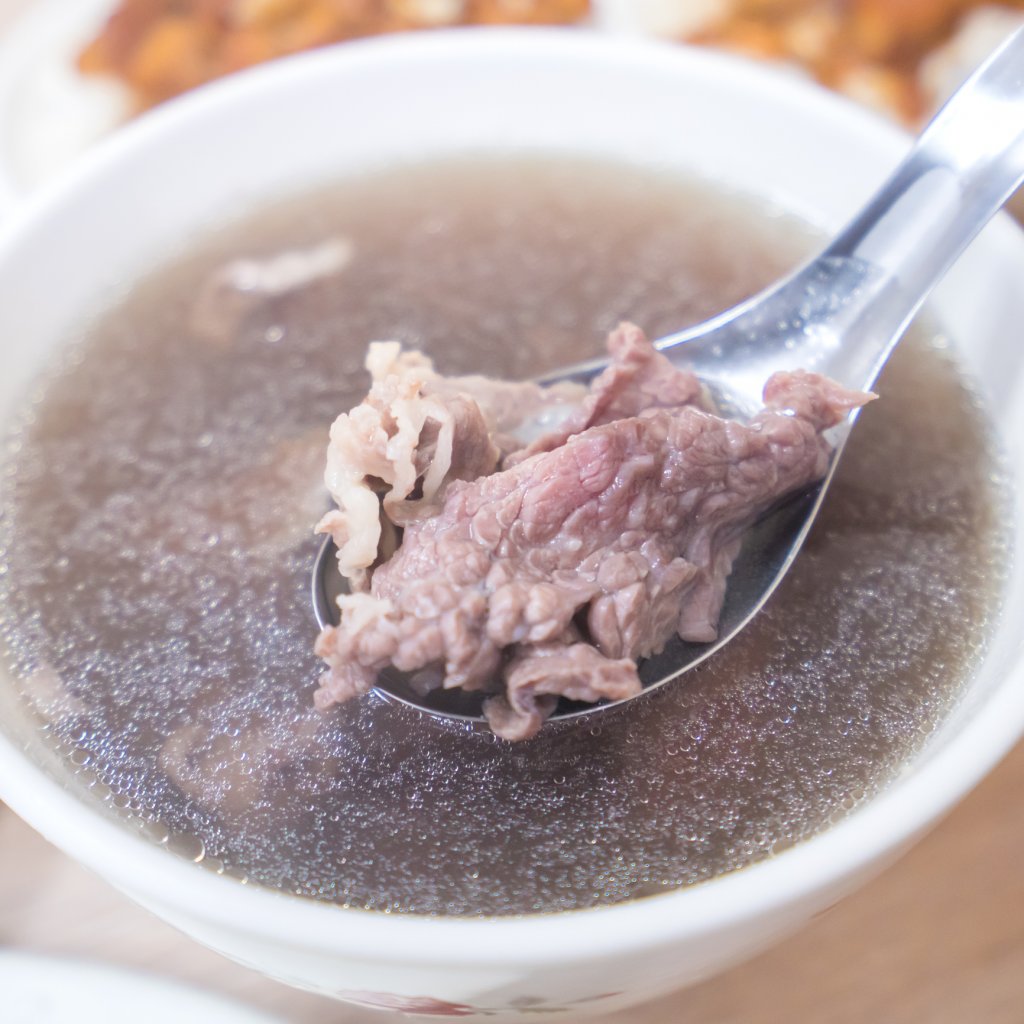 КурбанКакто подсказва името, курбанът е с източни и турски корени. В България обаче той е свързан с разнообразни обреди – има го на селските събори, прави се и се раздава за здраве и за късмет. И води до несметни спорове как точно се прави.
В едната крайност са онези, които смятат, че курбанът се приготвя единствено от месо, вода и малко сол. В средния сегмент са кулинарите, които приемат, че може да се сложи и черен пипер, глава лук и подправки. В другата крайност са готвачи, които нямат нищо против в курбана да намерят място и малко моркови и картофи.
Приема се, че курбанът за здраве трябва да е „бял курбан“ – само с месо, вода, сол и пипер, като бульонът внимателно се отпенва. У дома обаче можем да приготвим и разнообразни курбан чорби със зеленчуци и подправки.