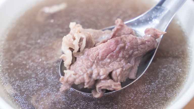 КурбанКакто подсказва името, курбанът е с източни и турски корени. В България обаче той е свързан с разнообразни обреди – има го на селските събори, прави се и се раздава за здраве и за късмет. И води до несметни спорове как точно се прави.
В едната крайност са онези, които смятат, че курбанът се приготвя единствено от месо, вода и малко сол. В средния сегмент са кулинарите, които приемат, че може да се сложи и черен пипер, глава лук и подправки. В другата крайност са готвачи, които нямат нищо против в курбана да намерят място и малко моркови и картофи.
Приема се, че курбанът за здраве трябва да е „бял курбан“ – само с месо, вода, сол и пипер, като бульонът внимателно се отпенва. У дома обаче можем да приготвим и разнообразни курбан чорби със зеленчуци и подправки.