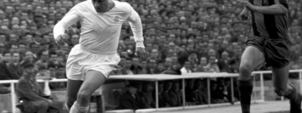 25 октомври 1953 г., Реал - Барселона 5:0Трансферът на Алфредо ди Стефано е една от големите опорни точки на враждата между двата клуба. В Каталуня го наричат измама, в Мадрид - гениален ход. Аржентинецът е отмъкнат от Барса в Реал, а две седмици по-късно вдъхновява новия си отбор с 2 гола за разгрома, който носи първата титла на Реал от 21 години.