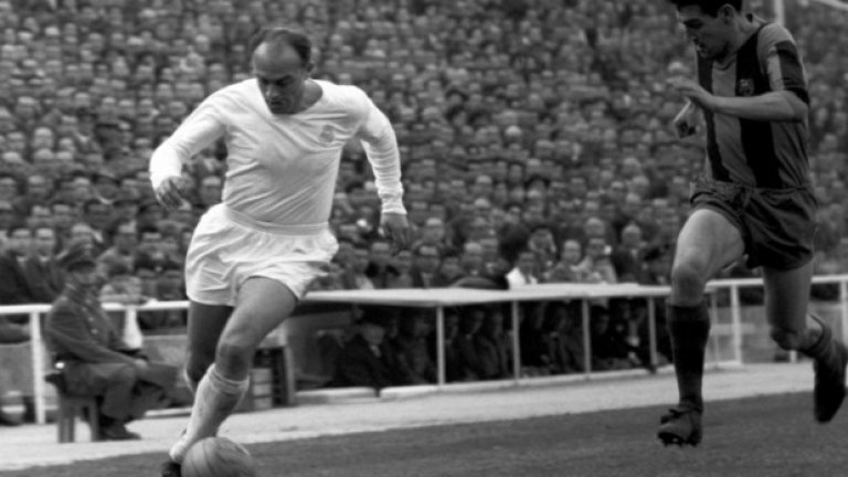 25 октомври 1953 г., Реал - Барселона 5:0Трансферът на Алфредо ди Стефано е една от големите опорни точки на враждата между двата клуба. В Каталуня го наричат измама, в Мадрид - гениален ход. Аржентинецът е отмъкнат от Барса в Реал, а две седмици по-късно вдъхновява новия си отбор с 2 гола за разгрома, който носи първата титла на Реал от 21 години.