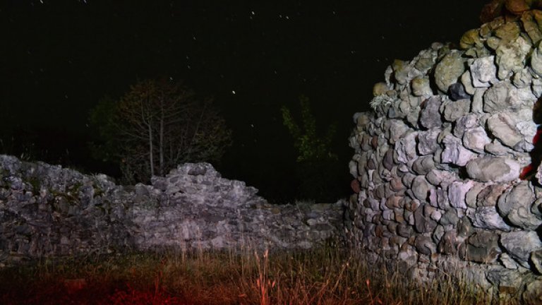Вечер многобройни звезди служат за покрив на разрушеното преди векове укрепление.