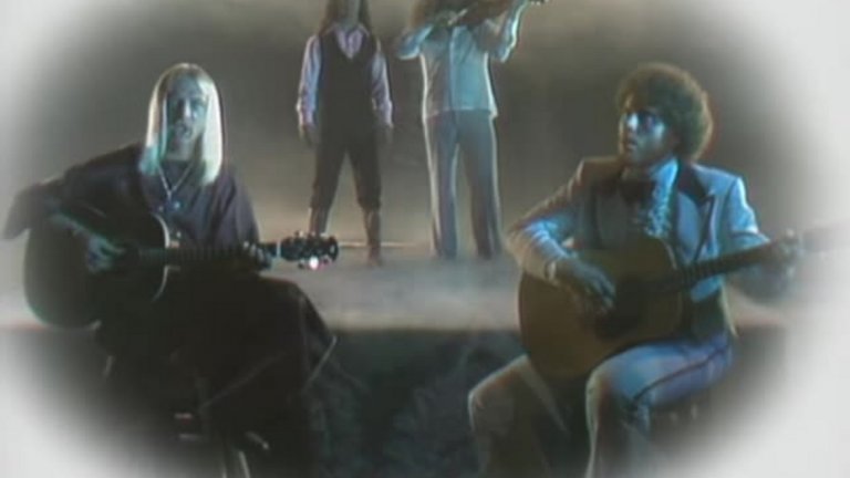 Kansas - Dust In The Wind
Нежната тъга, носеща се от китарата на Кери Ливгрен в това парче, може да просълзи и камък, правейки Dust In The Wind една от най-рапознаваемите рок балади въобще.