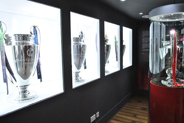 Гордостта на клуба са петте купи на европейските шампиони във витрината на музея.