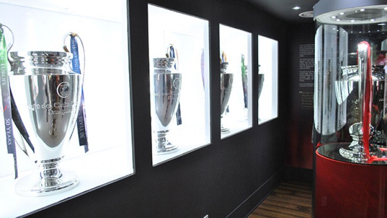 Гордостта на клуба са петте купи на европейските шампиони във витрината на музея.