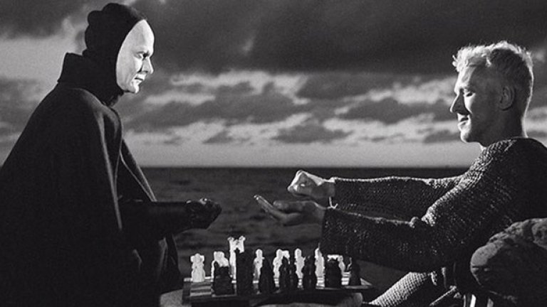  „Седмият печат"

 През 50-те години на миналия век шведският гений Ингмар Бергман намира перфектната филмова метафора, за да изрази всичките си екзистенциални тревоги: игра на шах между персонифицираната Смърт и европейски  рицар в контекста средновековната чума. След „Седмият печат" концепцията за надхитрянето между човека и мрачния косач става символ на творческо могъщество и артистична смелост.

„Седмият печат" на Бергман е най-важният филм за абсурда и красотата на съществуването и страха от смъртта. Елегантната черно-бяла визия е обогатена от един от най-силните текстове, писани за киното.