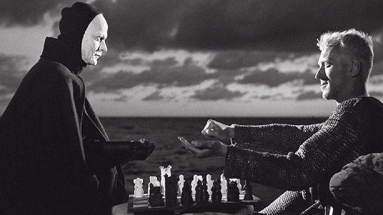 The Seventh Seal / "Седмият печат"
Един от най-известните и иконични филми на режисьора Ингмар Бергман. На връщане от кръстоносните походи, рицарят Антониус Блок (Макс фон Сидов) среща Смъртта и уговаря кратко отлагане на нейната мисия, предизвиквайки я на партия шах. Това е филм за изгубената вяра, за страданието и за смъртта. Филмът е натоварен с изключително силна философска идея и дълбоки метафори, които макар и да го правят шедьовър на европейското кино, го правят и също така доста тежък за гледане.