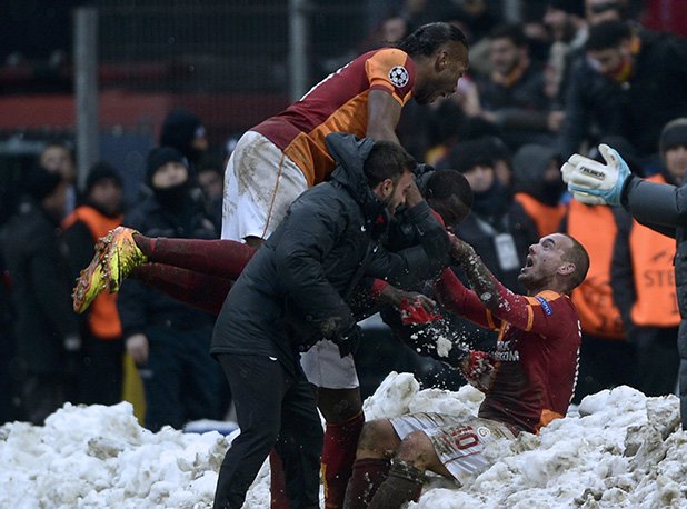 Галатасарай хвърли снежна бомба по Ювентус, а Уесли Снайдер и Дидие Дрогба вдъхновиха късния успех за 1:0 в Истанбул.