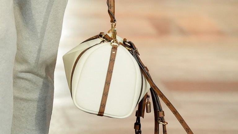 Новата “боулинг” чанта

Бумът ѝ беше в края на 90-те благодарение на Prada, но корените ѝ са още от 20-те години на миналия век, когато хората реално са си носели боулинг топките в тях. Тя стана модерна, защото тихият лукс официално е скучен и имаме нужда от малко ретро-спортна естетика.
