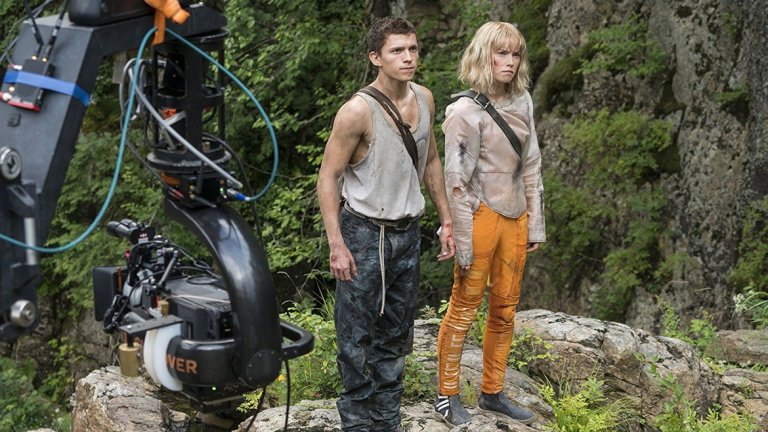 "Chaos Walking" 
Режисьор: Дъг Лаймън ("Mr. and Mrs. Smith", "Edge of Tomorrow")
Премиера: може би някъде през 2019-а
Научно-фантастичният филм е базиран на "young adult" трилогия от писателя Патрик Нес, а в главните роли са Том Холанд ("Спайдър-мен: Завръщане у дома") и Дейзи Ридли (Рей от новите "Междузвездни войни"). Кастът се допълва и от датския ни любимец Мадс Микелсен в злодейска роля.
Действието се развива в дистопично бъдеще на планетата Нов свят - човешка колония, на която няма жени и всеки може да чуе мислите на другите хора и животни като постоянен поток от звуци, думи и изображения. Нещо, което колонистите наричат Потока. Тод (Холанд) е млад мъж, който вярва, че Потокът е причинен от вирус, който според него е убил и всички жени на планетата. Впоследствие обаче научава истината за света.
Проблемът с екранизацията на "Chaos Walking" е, че филмът беше отложен заради нуждата от допълнителни снимки. Те от своя страна бяха усложнени от натоварения график на Холанд и Ридли. Така в края на миналата година от Lionsgate отложиха премиерата, която беше предвидена за 1 март. Филмът се очаква не по-рано от средата или края на 2019-а, а може би дори и през следващата година. И именно това отлагане ни притеснява...