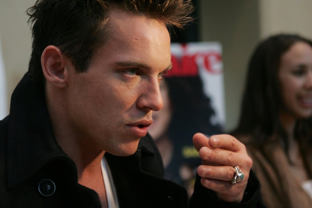 Животът му е спасен на косъм 
През 2011 г. парамедици се отзовават на обаждане от дома на Джонатан. Той е намерен в безжизнено състояние от свои приятели, които веднага забелязват наркотиците край него и се паникьосват, че този път той е взел свръхдоза и ще го изгубят. Лекарите го спасяват на косъм, а след като за инцидента се разчува, тръгват и слуховете, че актьорът е опитал да се самоубие.