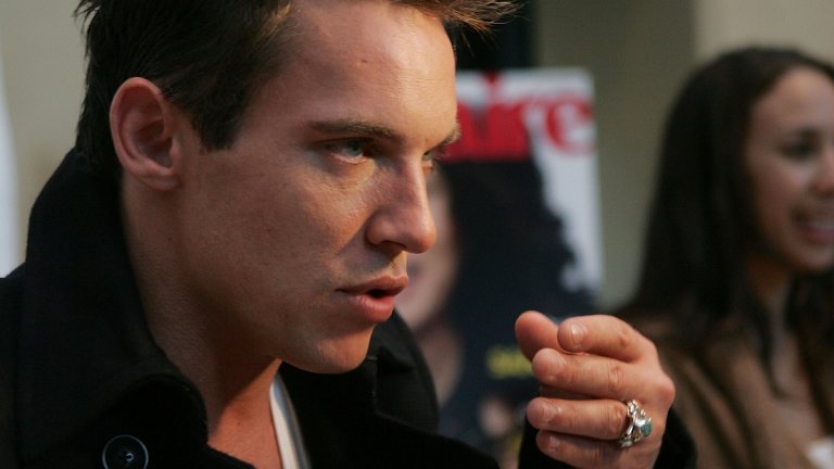 Животът му е спасен на косъм 
През 2011 г. парамедици се отзовават на обаждане от дома на Джонатан. Той е намерен в безжизнено състояние от свои приятели, които веднага забелязват наркотиците край него и се паникьосват, че този път той е взел свръхдоза и ще го изгубят. Лекарите го спасяват на косъм, а след като за инцидента се разчува, тръгват и слуховете, че актьорът е опитал да се самоубие.