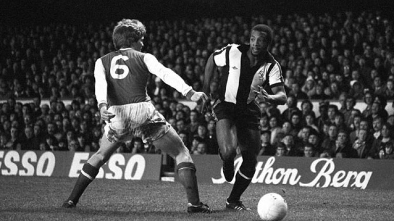 Сирил Риджис, една от първите тъмнокожи звезди на английския футбол, е на път към втория си гол при триумфа на Уест Бромич на терена на Арсенал през 1978 г. - 2:1.