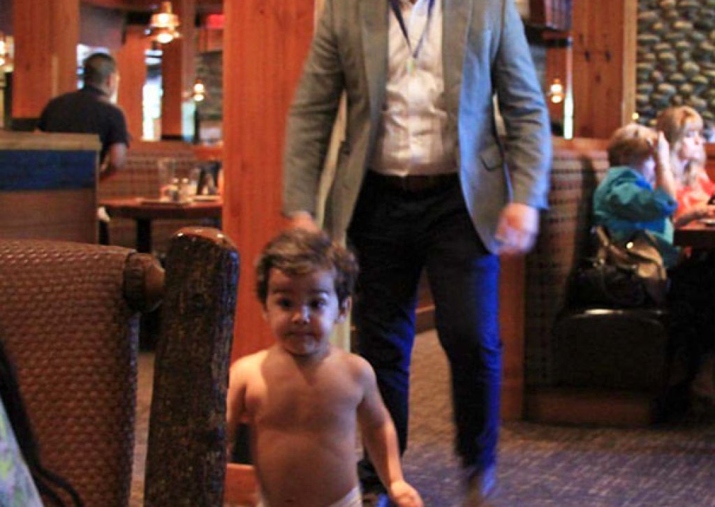 Петте минути тишина в ресторанта бързо са били забравени при тази гледка.