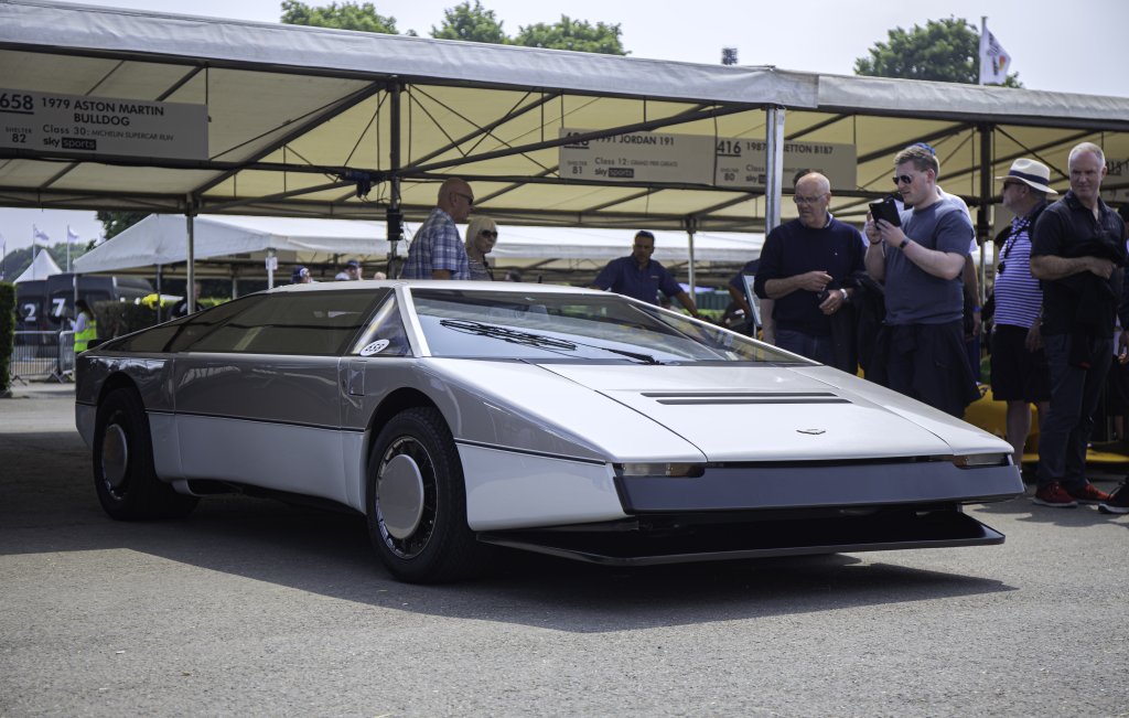 Aston Martin BulldogAston Martin Bulldog веднага превзема медиите след премиерата на концепцията от 1979 г. Странният му дизайн е тема номер едно и брандът планира да направи ексклузивните 15 до 25 бройки. Финансова криза обаче пречи на намеренията и прототипът отива при саудитски принц. Сменя няколко собственици, преди да се появи на бял свят в американска частна колекция на ценителя Филип Сафорим.